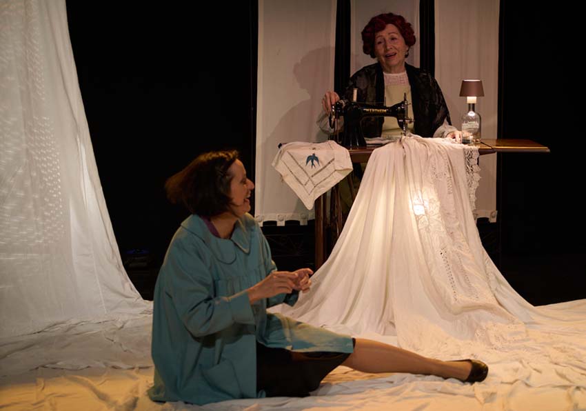 Imagen del evento:Dos mujeres en un escenario